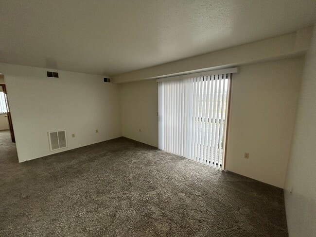 Building Photo - 2 bedroom 1 bath, 2nd floor apartment - Balcony & Central Heat & A/C