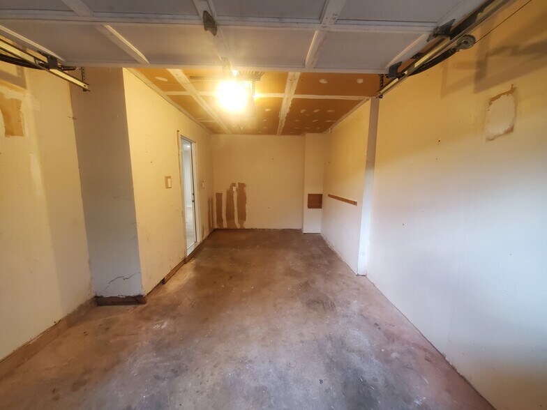 Building Photo - 14142 Betsy Ross Ln