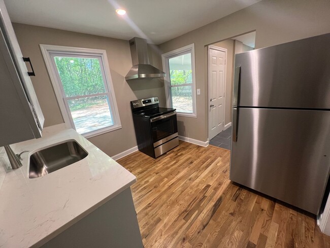 Building Photo - Newly renovated 2 bedroom 1 bath house!
