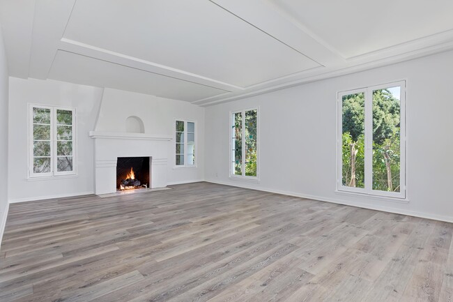 Building Photo - 145-147 N Clark Dr