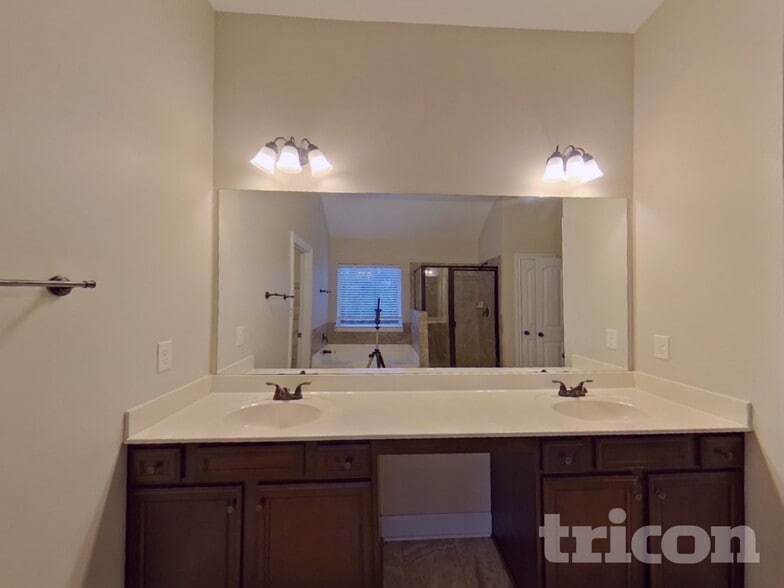 Building Photo - 910 Southfork Dr