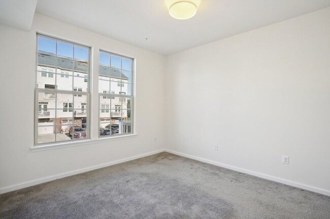 Building Photo - Stunning 2-Level Townhouse Condo in Sought...