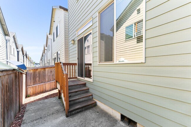 Building Photo - **AVAILABLE 18-May-2024** Woodridge Park C...