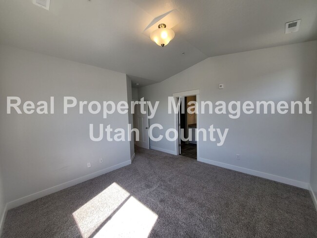 Building Photo - Small Pet Friendly Lehi Condo