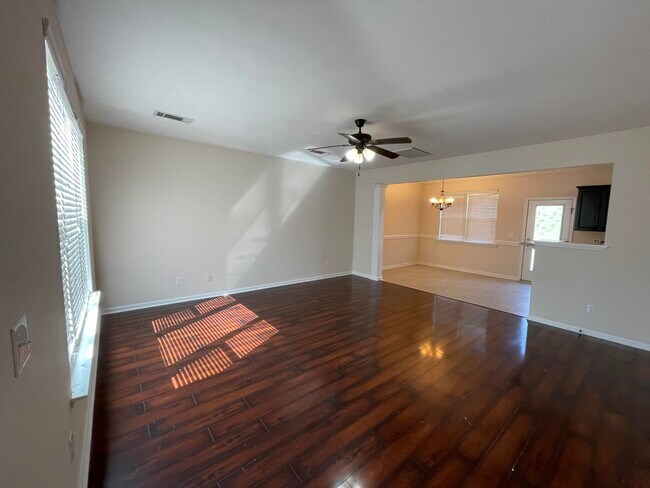 Building Photo - 422 Sebastian Dr