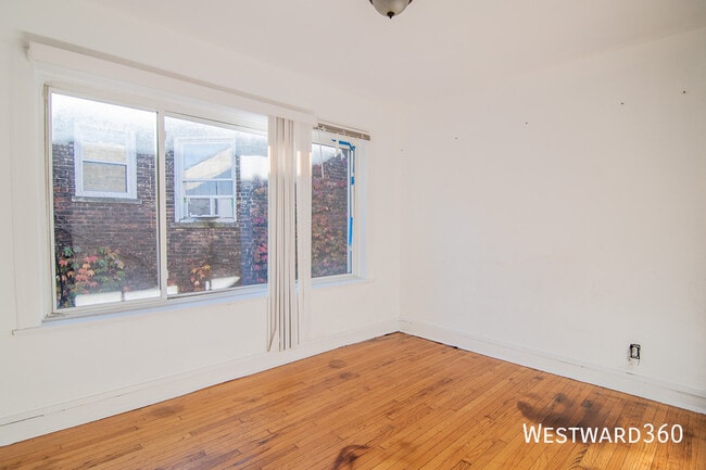 Building Photo - 7831 S Kingston Ave