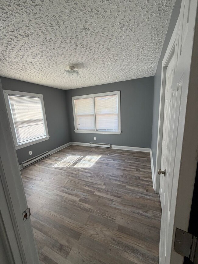 Building Photo - 915 S Kates Ln