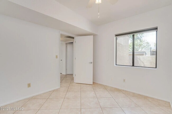 Building Photo - 4461 E Bullrush Ln