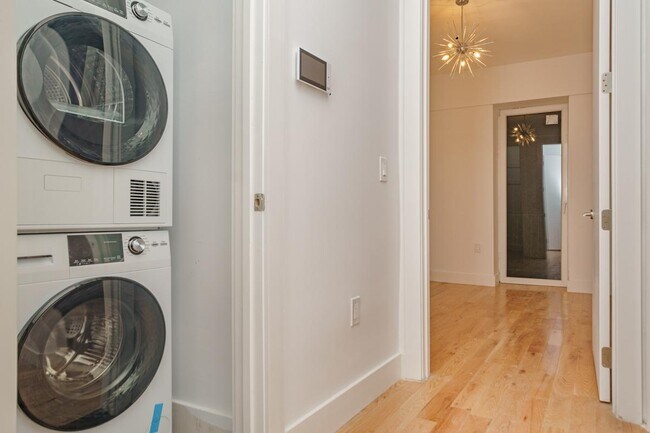 Building Photo - 472 Gates Ave