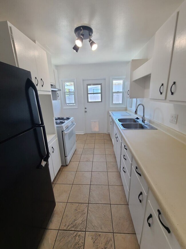 Building Photo - Spacious Ocean Beach 2 bed 1 bath just a f...