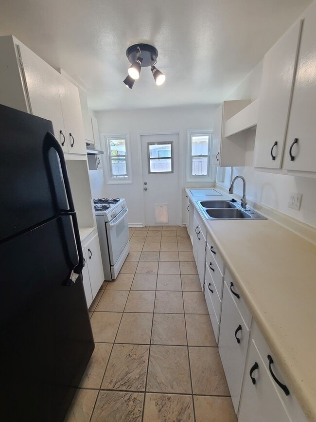 Building Photo - Spacious Ocean Beach 2 bed 1 bath just a few steps from Colliers Park.