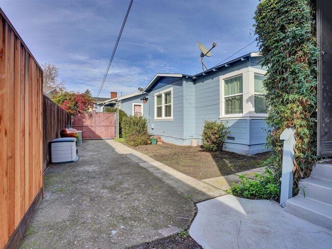 Building Photo - Charming one bed house in heart of Berkeley!