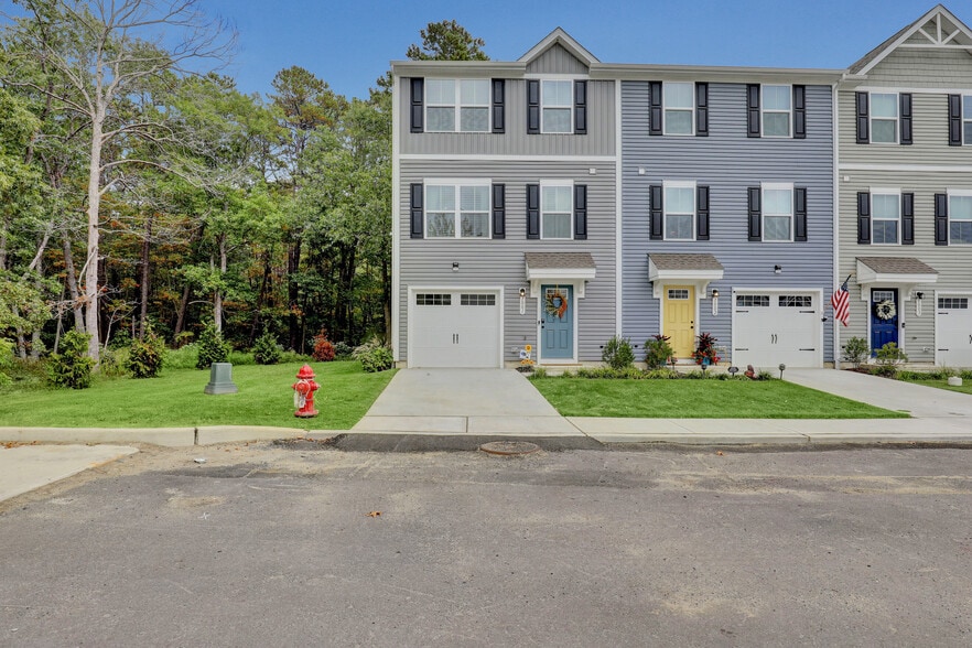 Building Photo - 1001 Cyprus Ct