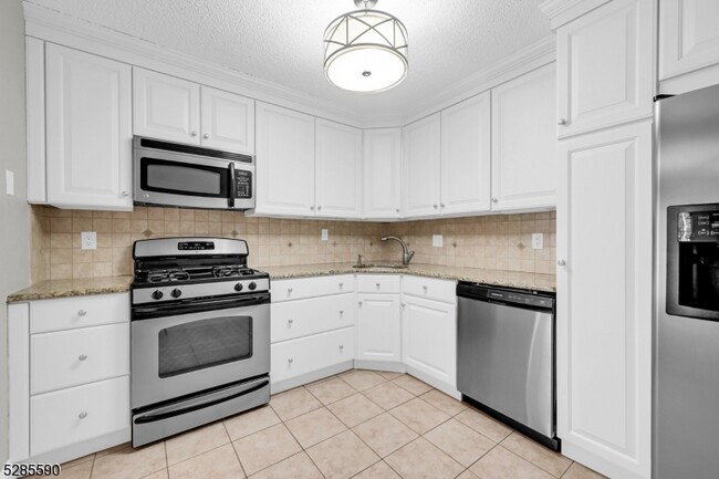 Building Photo - 116 Raintree Ln
