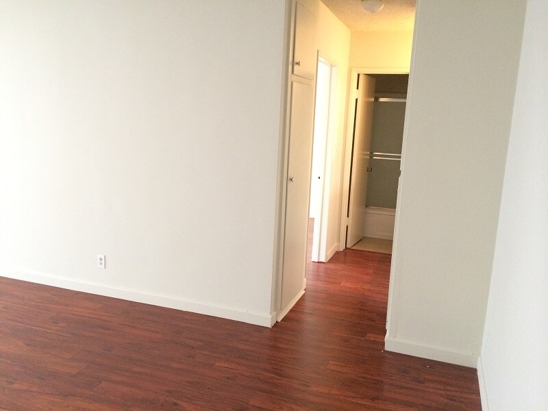 Building Photo - 530 Veteran Ave