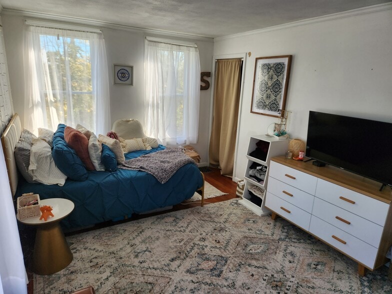 Corner Closet - 107 5th Ave