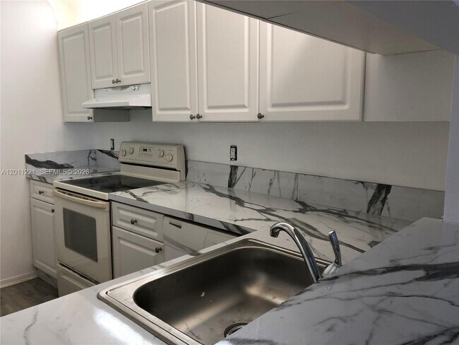 Building Photo - 1027 Twin Lakes Dr