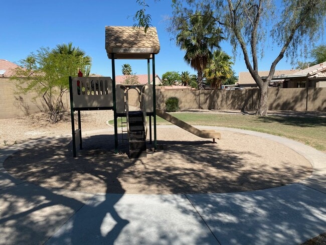 Building Photo - Close to community amenities!