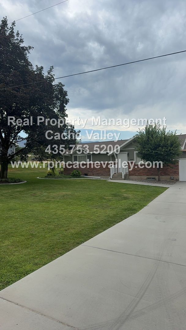 Building Photo - 220 E 300 N