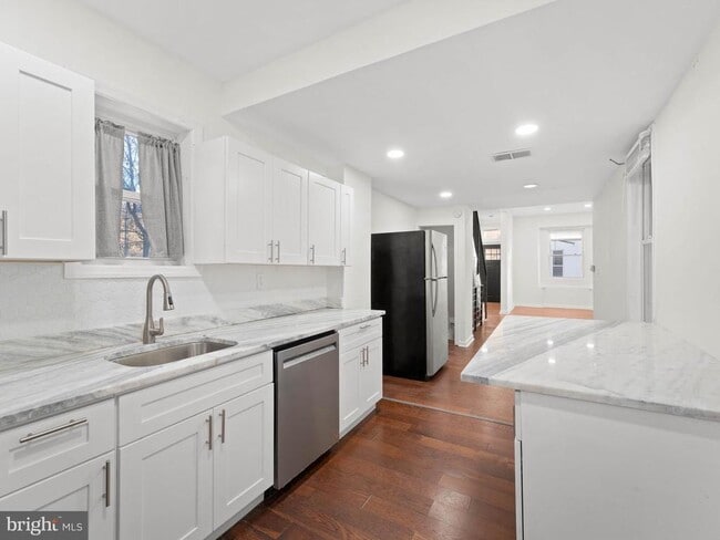 Building Photo - 2443 Nicholas St