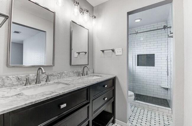 Building Photo - Recently renovated, move-in ready 3/2 home...