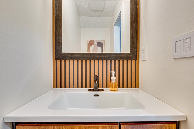 Building Photo - 2056 Sitser Ln