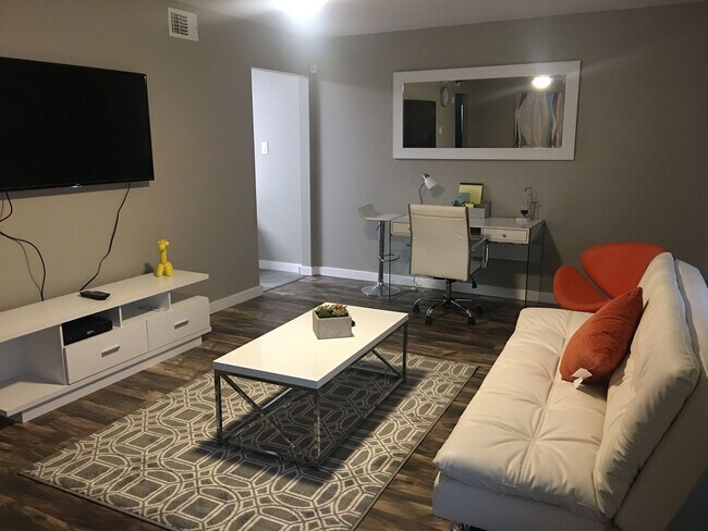 Building Photo - DSP-600 N East Duplex