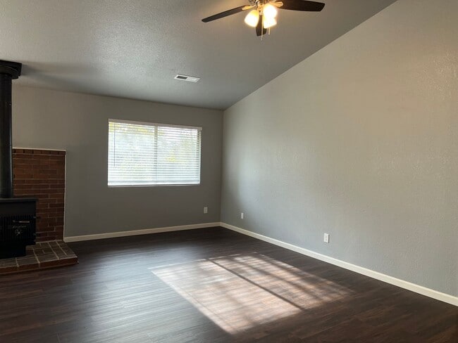 Building Photo - 3 bedroom home in Shasta Lake City