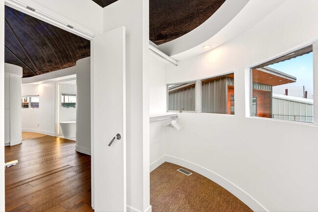 Building Photo - 3307 NE Marine Dr