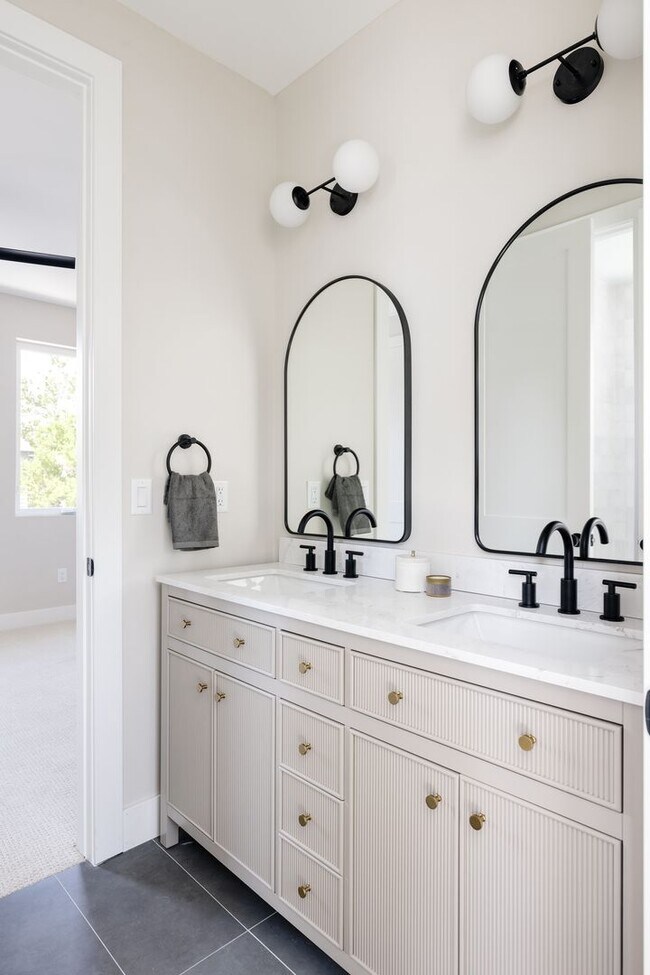 Building Photo - LUX 4BD, 3BA Home with 2-Car Garage and Backyard