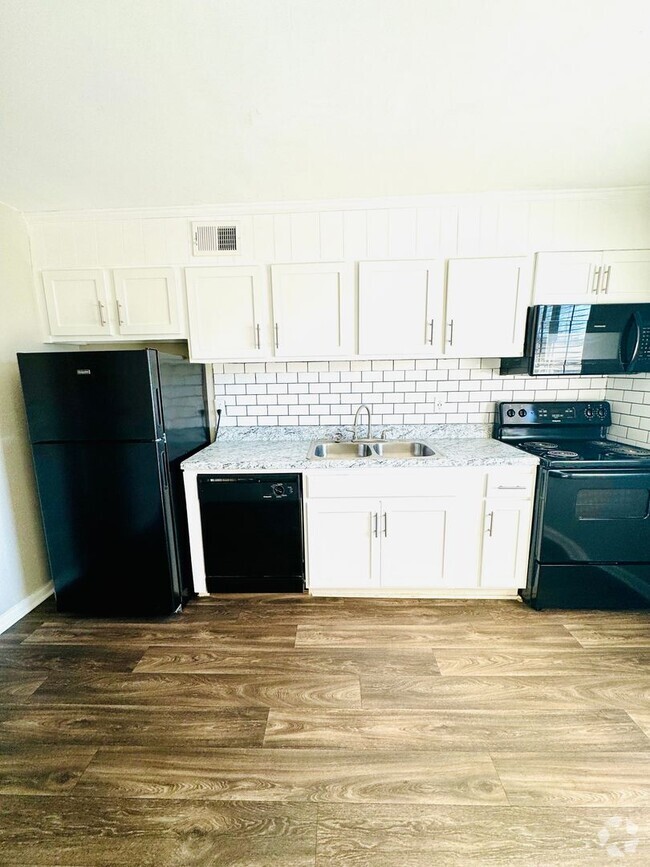 Building Photo - Move In Specials Renovated Beautiful 2 Bed...