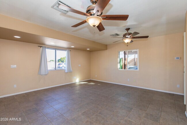 Building Photo - 1813 E Ellis Dr