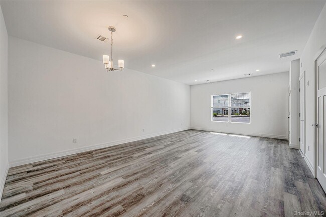 Building Photo - 725 Eastview Dr