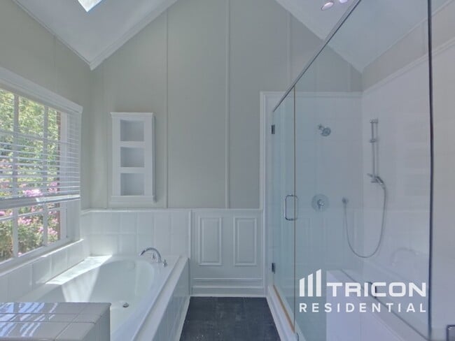 Building Photo - 5630 Vicarage Walk