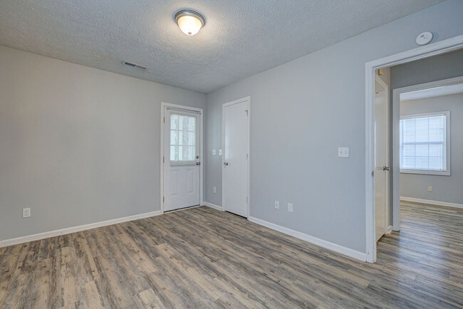 Building Photo - 617 Varsity Dr