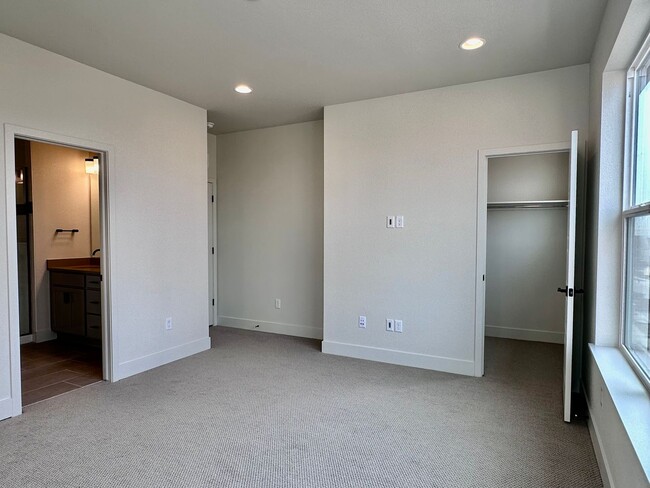 Building Photo - Luxury 3 Bedroom Townhome in the Heart of ...