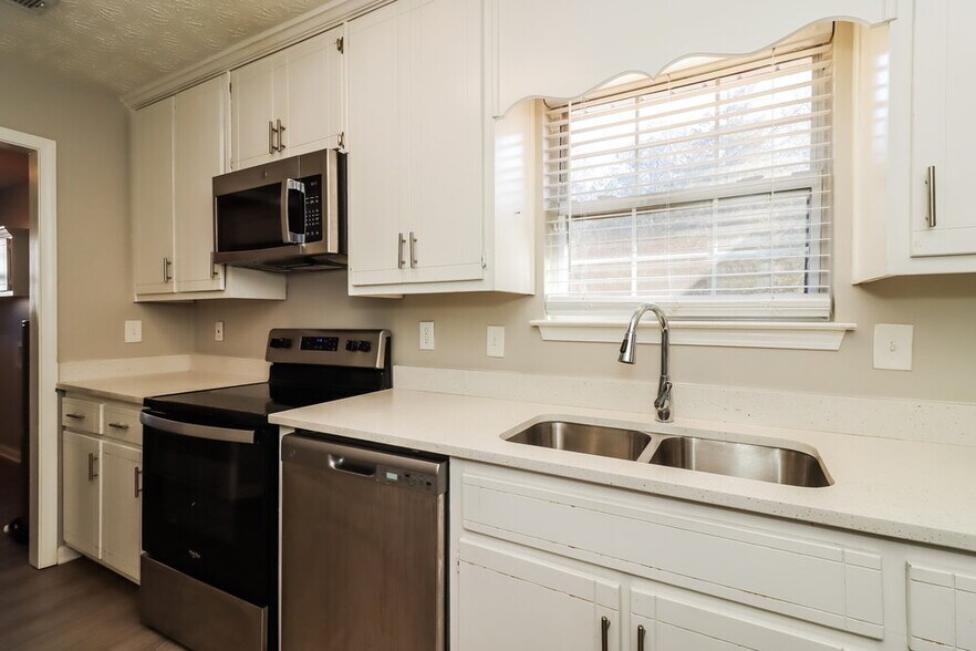 Building Photo - 110 Hunters Keep