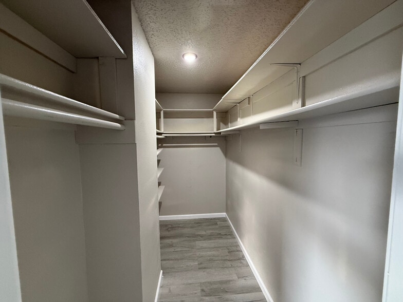 Building Photo - 4401 River Valley Dr