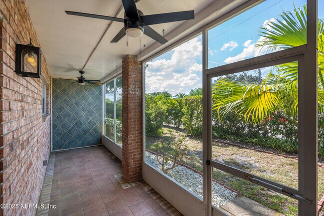 Building Photo - 22 Comares Ave
