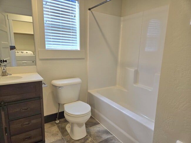 Building Photo - 2 bedrooms, 2 bathrooms