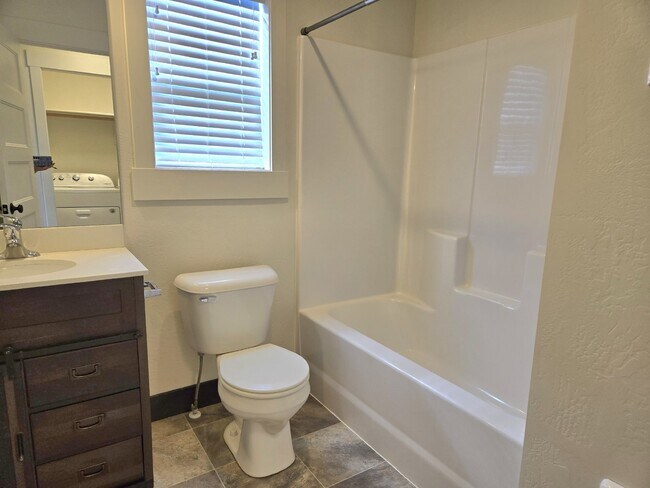 Building Photo - Beautiful 2 bed/2 bath with washer/dryer