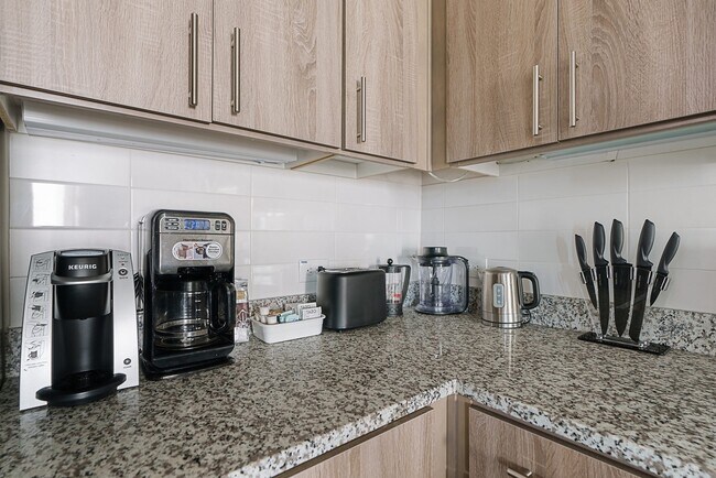 Building Photo - Live in Midtown for $1,515 – Prime Location!