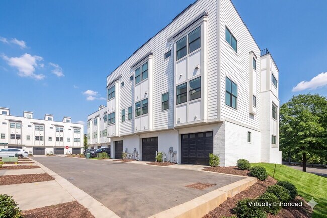 Building Photo - Luxury Living with amazing views!