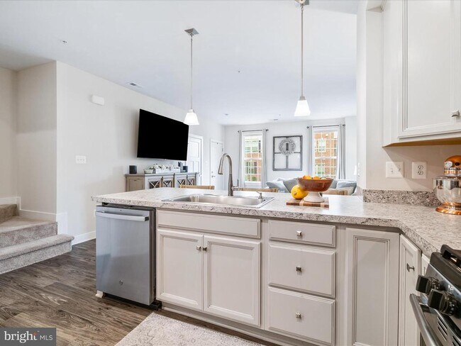 Building Photo - 5940 Etterbeek St