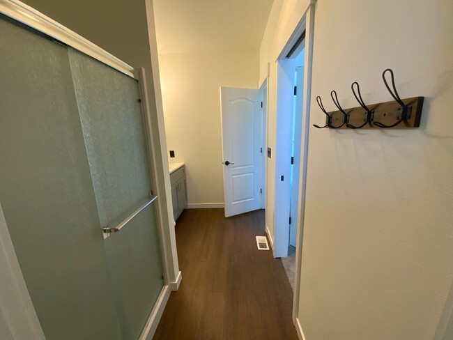Building Photo - * Gated Community * Newly Remodel 3 bed- 2...