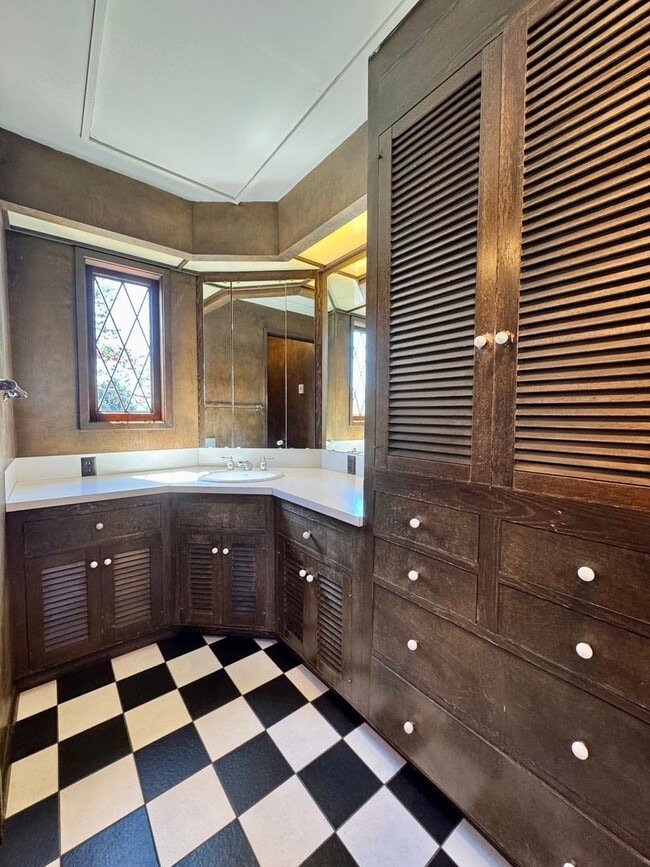 Building Photo - Hawthorne Hills Home
