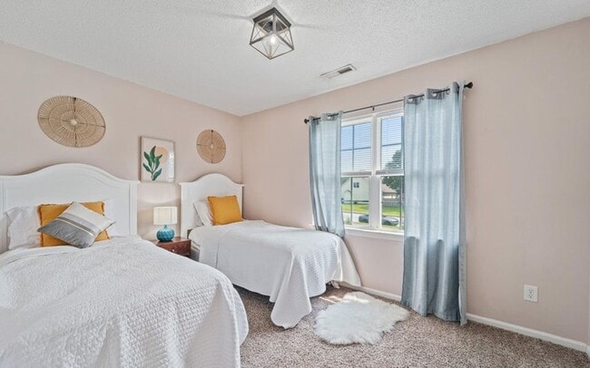 Building Photo - 2BR/2.5 Bath Townhome Minutes to Camp Lejuene