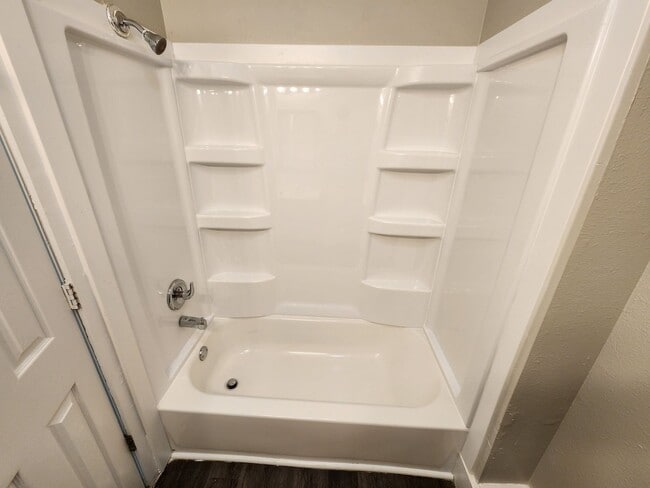 Building Photo - Spacious 2-Bedroom, 1-Bathroom Home AVAILA...