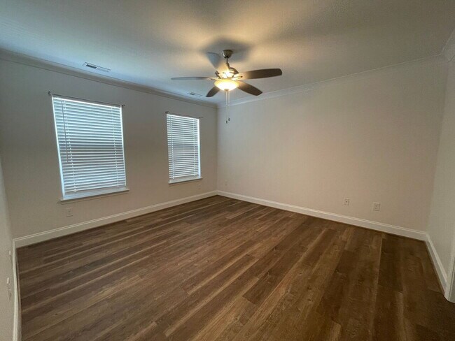 Building Photo - Sign a 12-month lease now and receive the ...