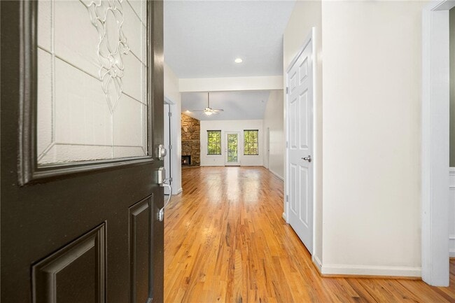 Building Photo - 307 Willow Brook Ln